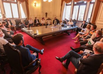 Leite discute efeitos da estiagem com representantes de entidades relacionadas à agropecuária no RS