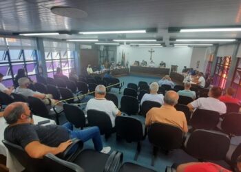 GUAPORÉ | Em sessão extraordinária, vereadores rejeitam reajuste dos próprios vencimentos