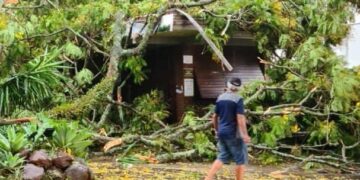 ENCANTADO | Temporal destelhou cerca de 100 casa e afetou prédios públicos do município