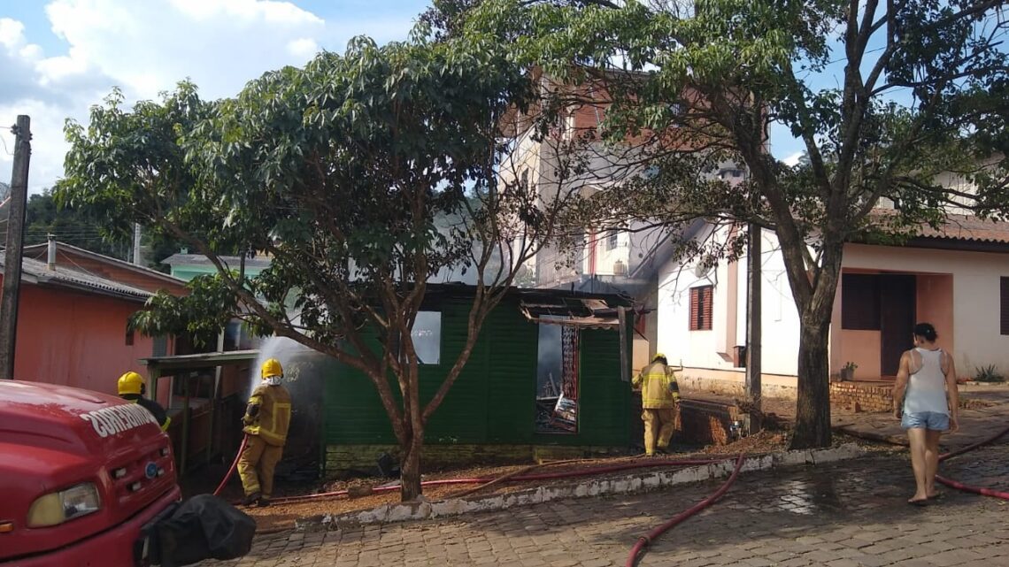 SERAFINA CORRÊA | Incêndio em residência mobiliza bombeiros militares e civis do município