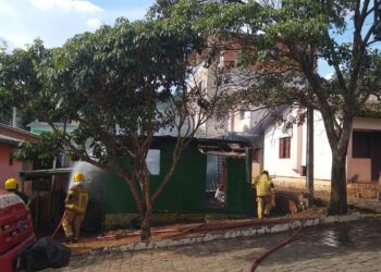SERAFINA CORRÊA | Incêndio em residência mobiliza bombeiros militares e civis do município