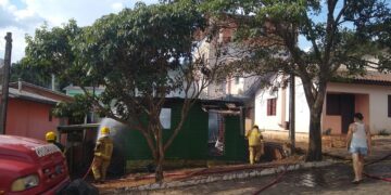 SERAFINA CORRÊA | Incêndio em residência mobiliza bombeiros militares e civis do município