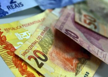 Trabalhadores passam a receber salário mínimo de R$ 1,2 mil