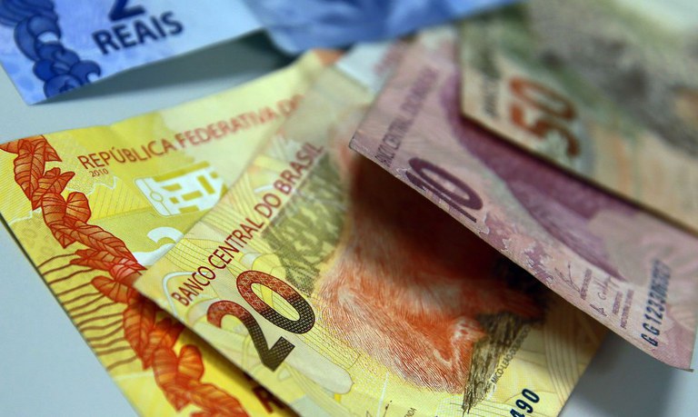 Trabalhadores passam a receber salário mínimo de R$ 1,2 mil