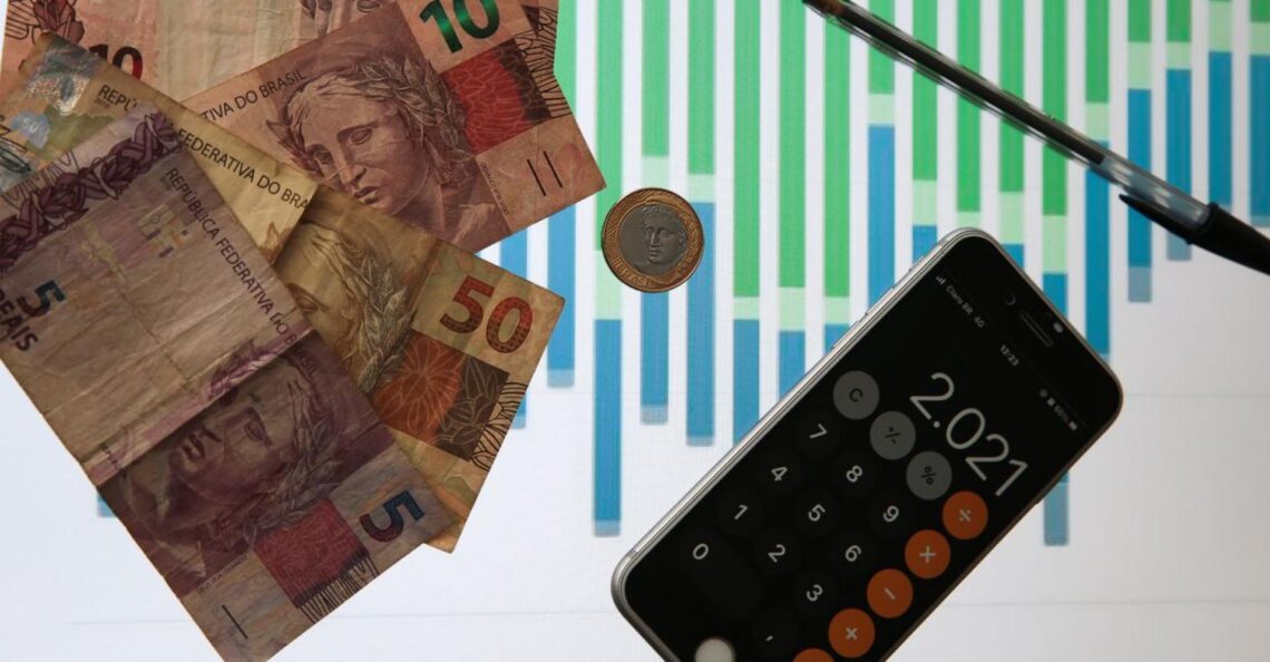 Inflação sobe 0,73% em dezembro e fecha o ano em 10,16%, diz IBGE