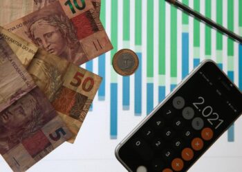Inflação sobe 0,73% em dezembro e fecha o ano em 10,16%, diz IBGE
