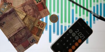 Inflação sobe 0,73% em dezembro e fecha o ano em 10,16%, diz IBGE