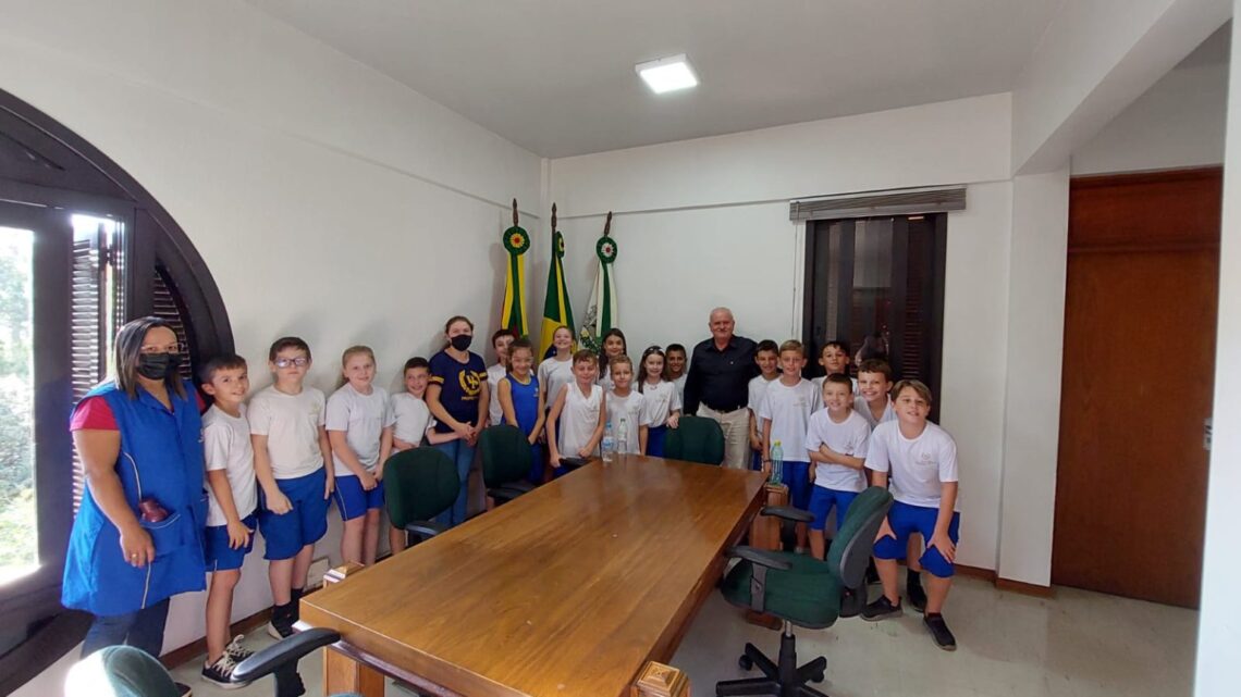 SERAFINA CORRÊA | Alunos da Escola Rainha da Paz visitaram o Centro Administrativo