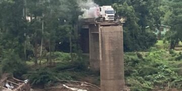 Carreta avança em sinalização e quase cai de ponte interditada entre São Valentim do Sul e Bento