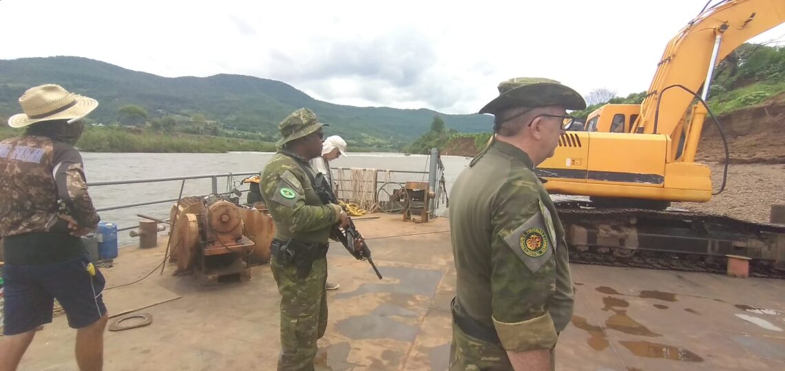 Operação Força Total não impede deslocamento de balsa pelo Rio Taquari
