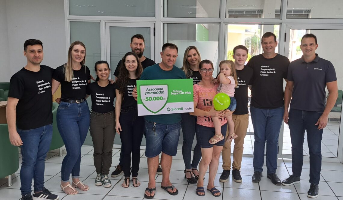 Sicredi Região dos Vales entrega mais um prêmio do Seguro de Vida para associado de Muçum