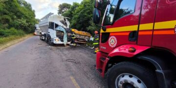 GUAPORÉ | PRE e Bombeiros atendem acidente envolvendo três caminhões na ERS-324
