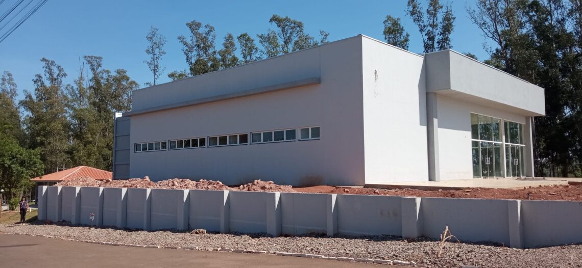 Diversas obras públicas em andamento em Campos Borges