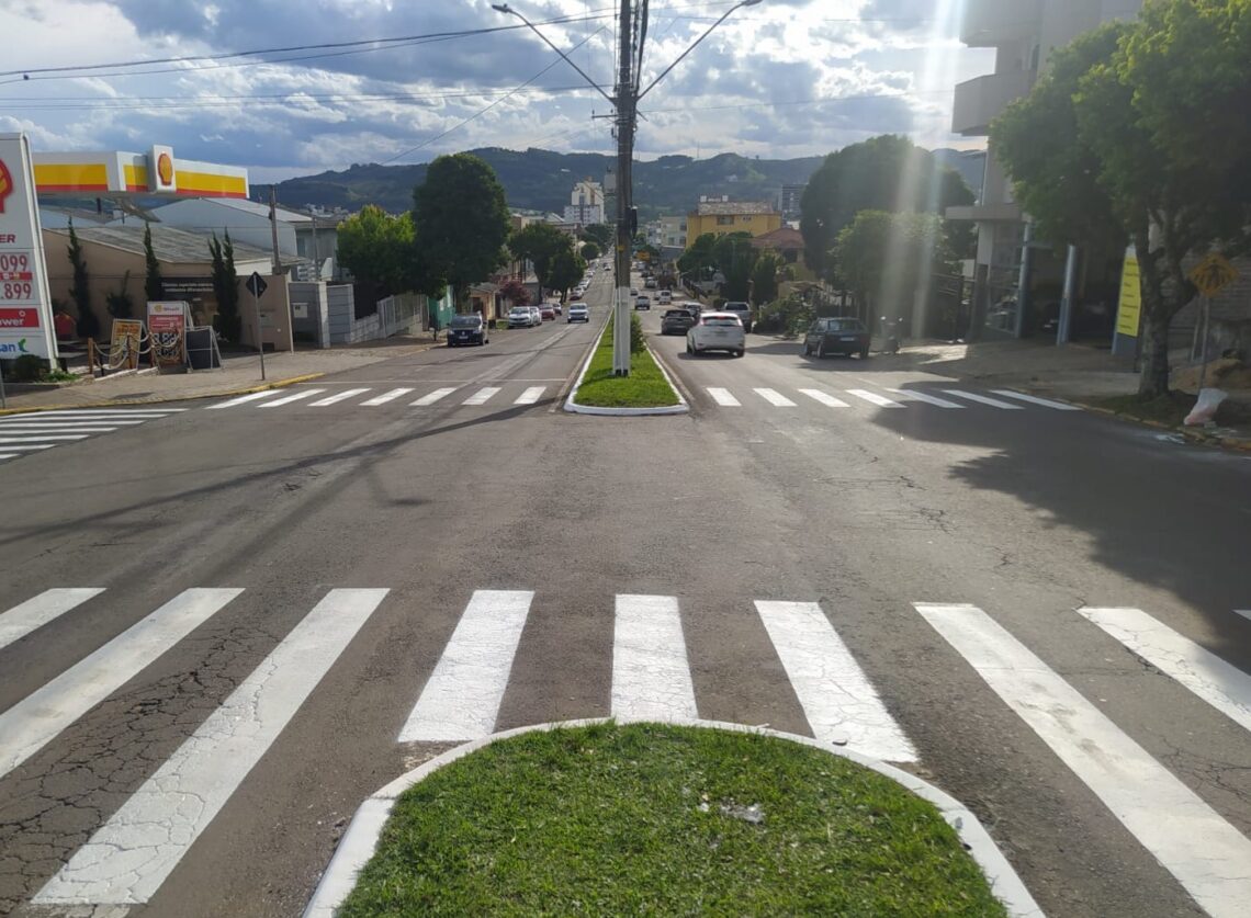 GUAPORÉ | Administração Municipal reforça sinalização viária