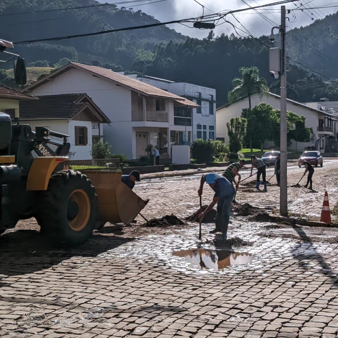 PUTINGA | Grupo de voluntários iniciaram limpeza urbana da cidade atingida pela chuva torrencial que aconteceu segunda-feira (19)