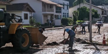 PUTINGA | Grupo de voluntários iniciaram limpeza urbana da cidade atingida pela chuva torrencial que aconteceu segunda-feira (19)