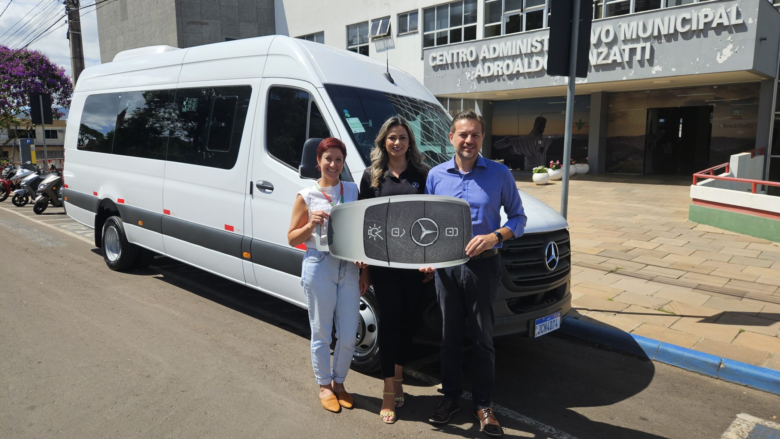 ENCANTADO | Município recebe novo veículo para transporte de pacientes