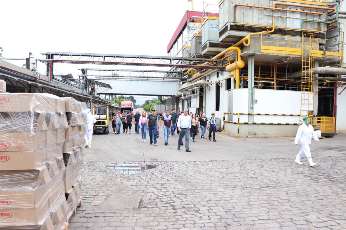 Jovens associados visitam a cooperativa