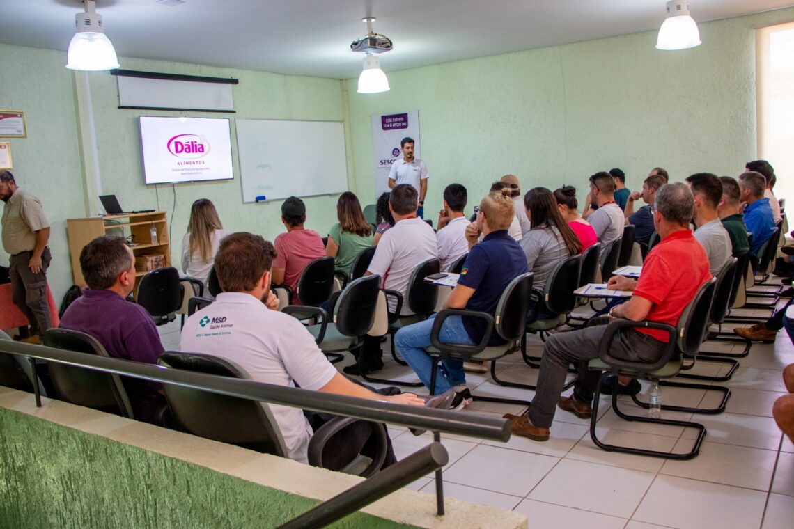 Dália reúne associados produtores de leite