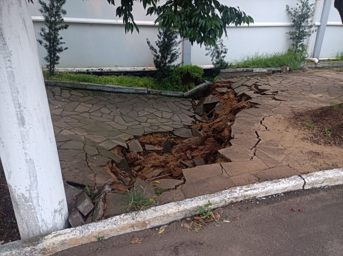 GUAPORÉ | Calçada cede e abre cratera na Av. Monsenhor Scalabrini