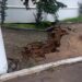 GUAPORÉ | Calçada cede e abre cratera na Av. Monsenhor Scalabrini