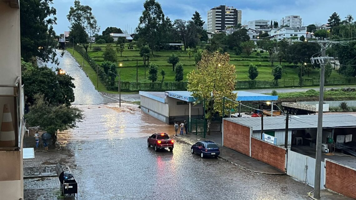 GUAPORÉ | Setor Operativo da Defesa Civil Municipal atua em pontos de transbordo do Arroio Barracão