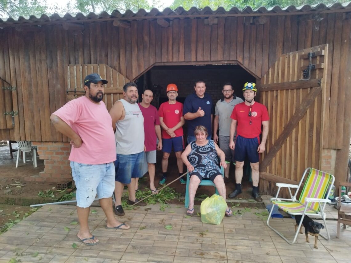 Isolada, senhora de 78 anos foi salva por bombeiros e populares de Guaporé na Comunidade Olaria em Anta Gorda