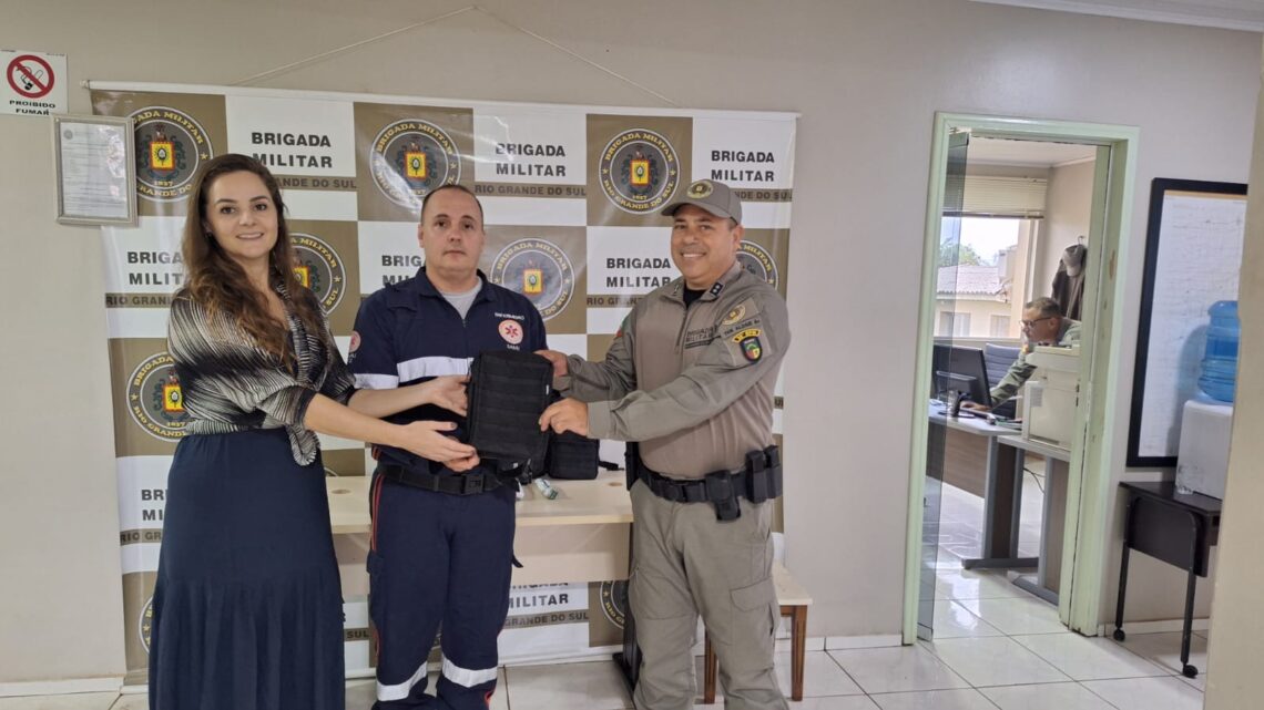 SAMU entrega kits de primeiros socorros para o Pelotão da Brigada Militar de Espumoso
