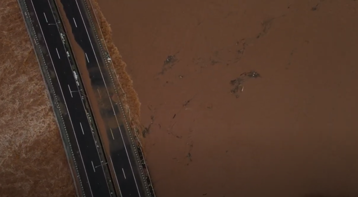 Chuvas no RS: ponte em rodovia federal fica coberta de água e corre risco de colapso