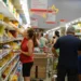 Intenção de consumo das famílias cresce pelo terceiro mês