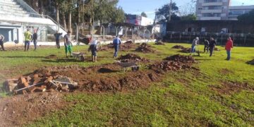 GUAPORÉ | Mobilização de voluntários limpa parte do gramado do Estádio General Ernesto Dorneles