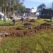 GUAPORÉ | Mobilização de voluntários limpa parte do gramado do Estádio General Ernesto Dorneles
