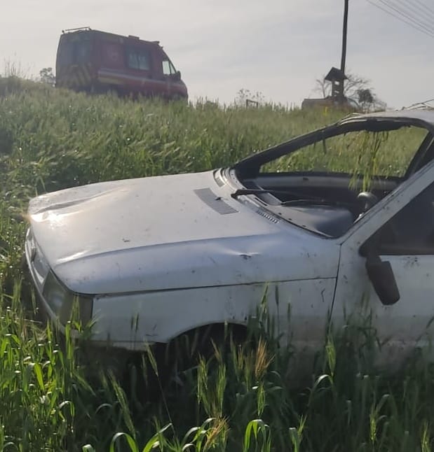 SERAFINA CORRÊA | Adolescentes são socorridos pelo SCAB após capotamento de veículo na zona rural do município