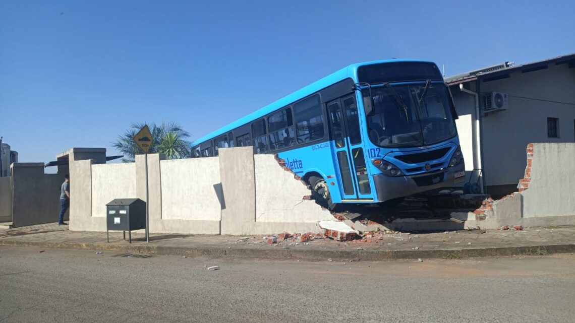 GUAPORÉ | Ônibus desgovernado invade residência