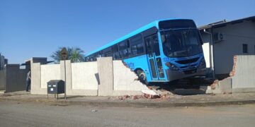 GUAPORÉ | Ônibus desgovernado invade residência
