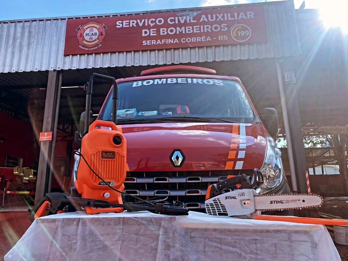 Corpo de Bombeiros Militar doa equipamentos para o SCAB de Serafina Corrêa