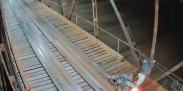 Quedas recorrentes: motociclistas são orientados a andar no trilho do meio da Ponte de Ferro para evitar acidentes.