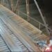 Quedas recorrentes: motociclistas são orientados a andar no trilho do meio da Ponte de Ferro para evitar acidentes.