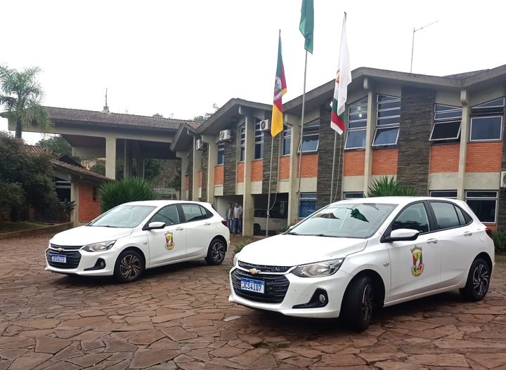 PUTINGA | Município adquiriu dois veículos Onix, para o atendimento dos que necessitam de atendimentos da saúde preventiva da população