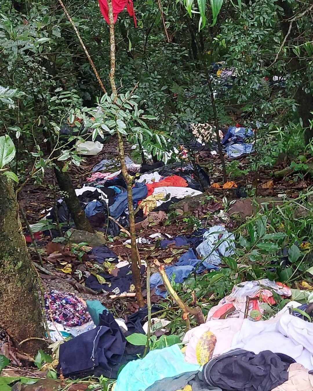 Descarte de roupas inadequado é registrado no município