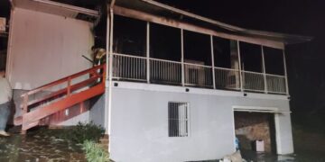 GUAPORÉ | Bombeiros combatem incêndio em imóvel na Linha Segunda