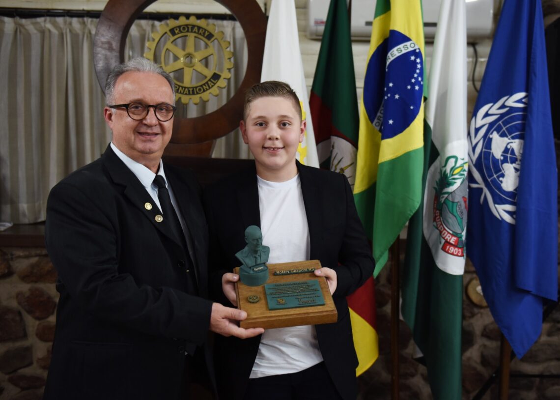 GUAPORÉ | Pedro Agosti recebe o Troféu Paul Harris do Rotary Club
