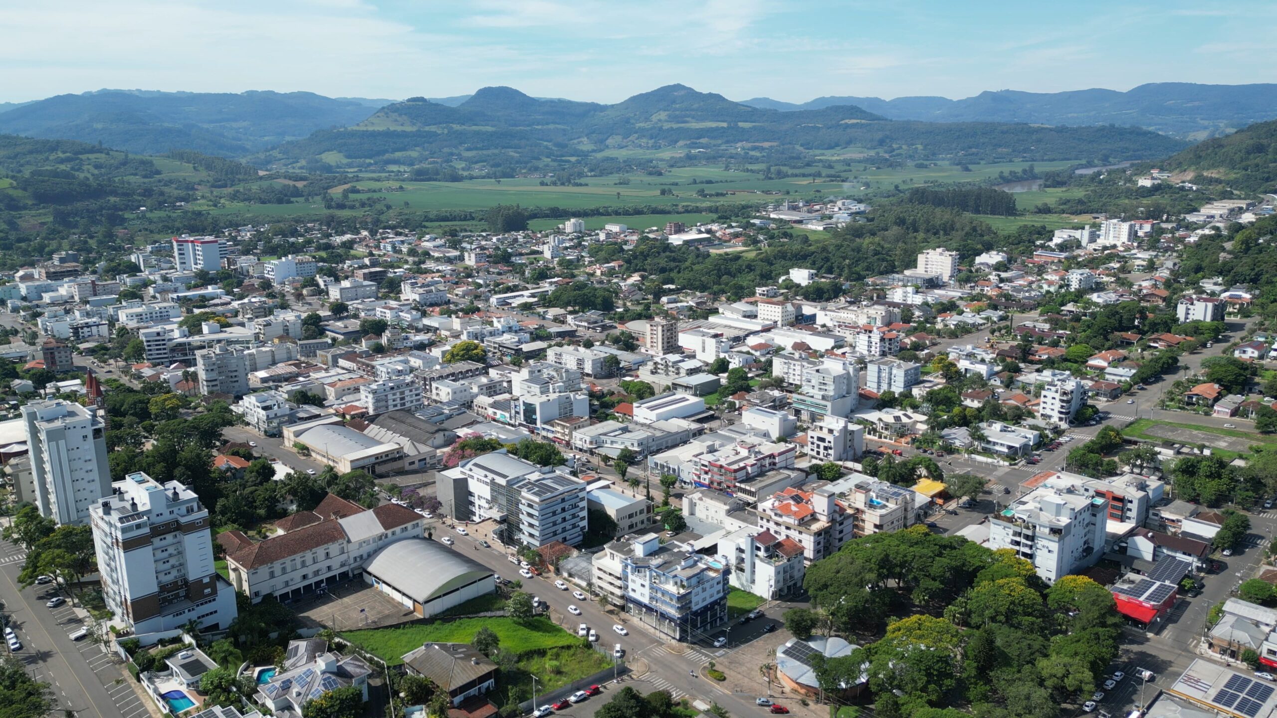 ENCANTADO | Buscando aprovação, Administração Municipal apresenta ao Legislativo substitutivo ao projeto para distrito industrial e infraestrutura de moradias