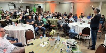 Pesquisador Elmar Floss realizou palestra para produtores associados da Cotrisoja