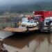 Balsa de Santa Bárbara encalha carregada de veículos no Rio Taquari em Bento Gonçalves. Travessia já foi normalizada.