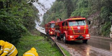 Acidente entre moto e camionete deixa motociclista ferido na ERS 130