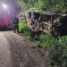 GUAPORÉ | Bombeiros atendem tombamento de caminhão na ERS-441