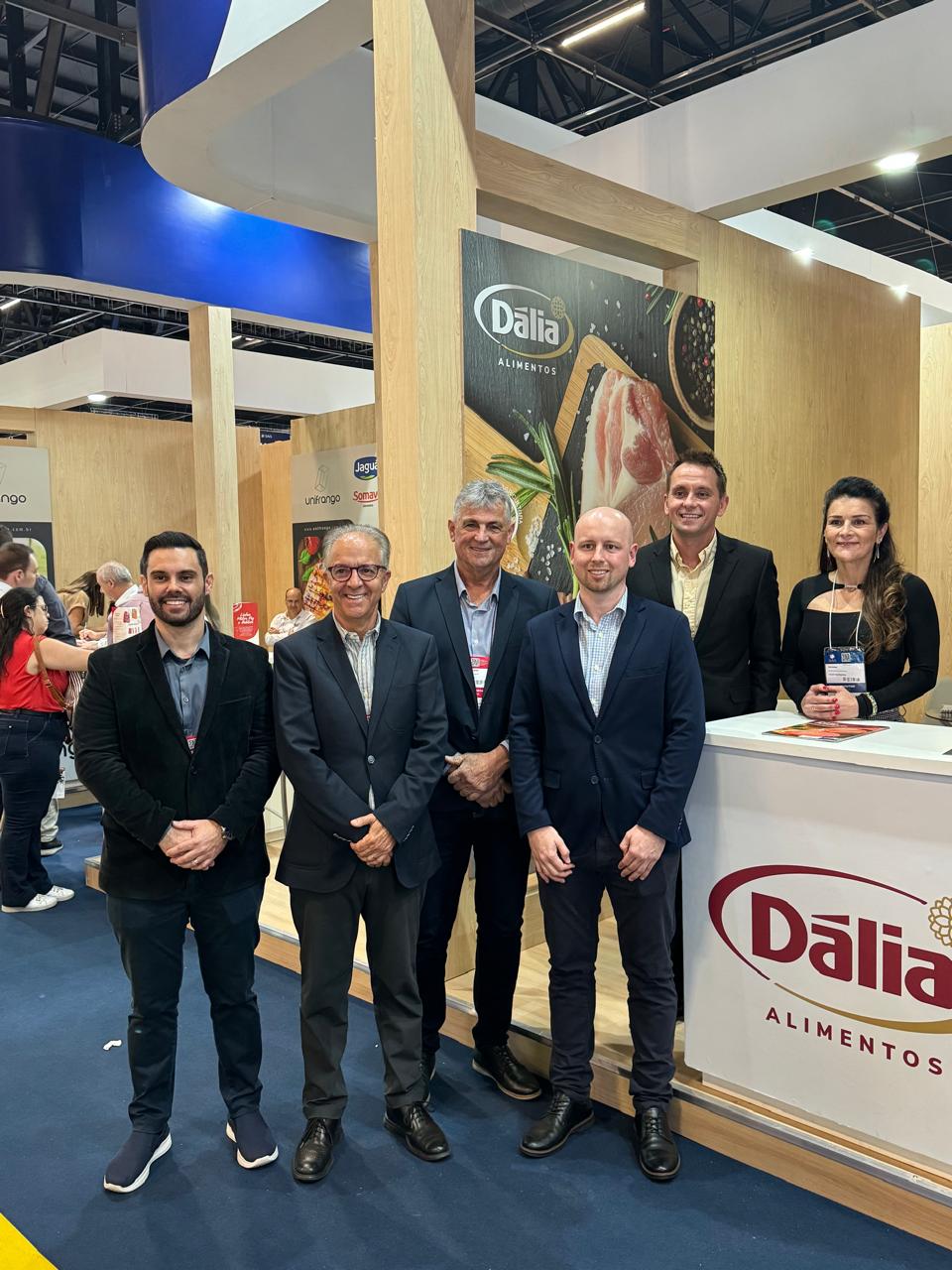 Presidentes e equipe comercial divulgam marca Dália em um dos maiores eventos do setor