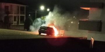 GUAPORÉ | Bombeiros combatem incêndio em veículo