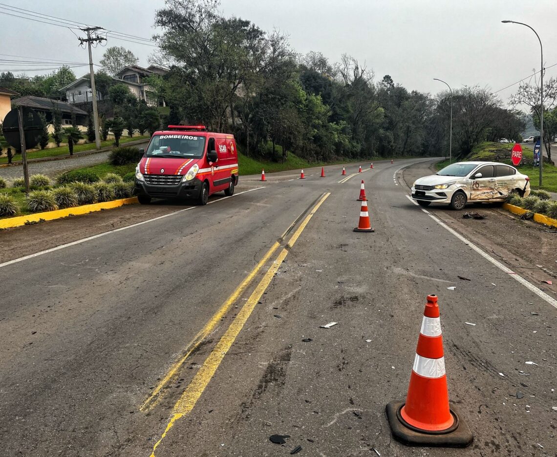 SERAFINA CORRÊA | Bombeiros civis atendem acidente de trânsito na ERS-129